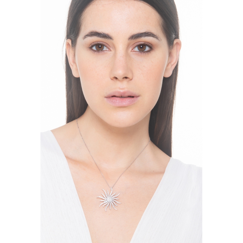 Collier en or blanc 18 ct avec pendentif en forme de soleil Collier en or blanc 18 ct avec pendentif en forme de soleil