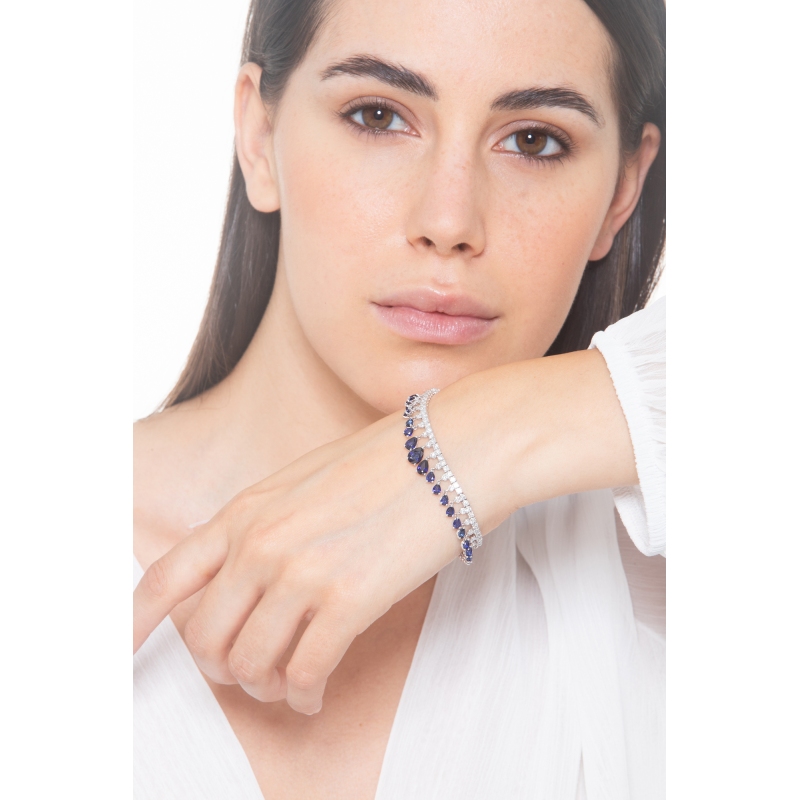 Bracelet tennis en design en or blanc 750 avec saphirs bleus et diamants Bracelet tennis en design en or blanc 750 avec saphirs bleus et diamants