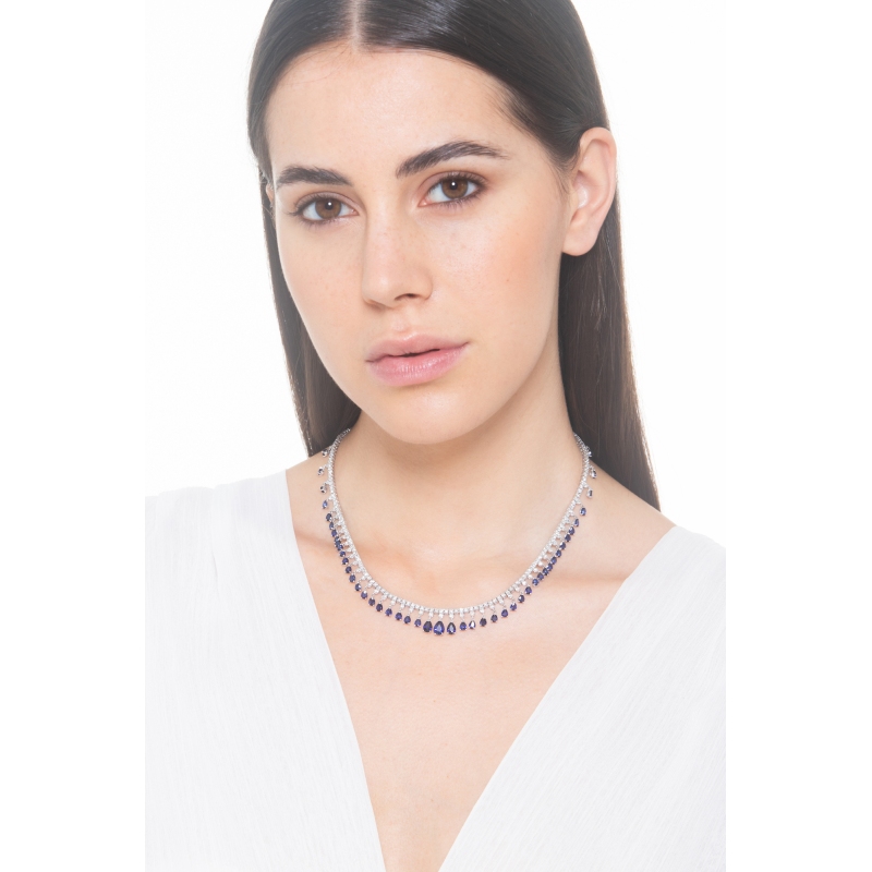 Collier style tennis en or blanc 18k avec saphirs bleus et diamants Collier style tennis en or blanc 18k avec saphirs bleus et diamants
