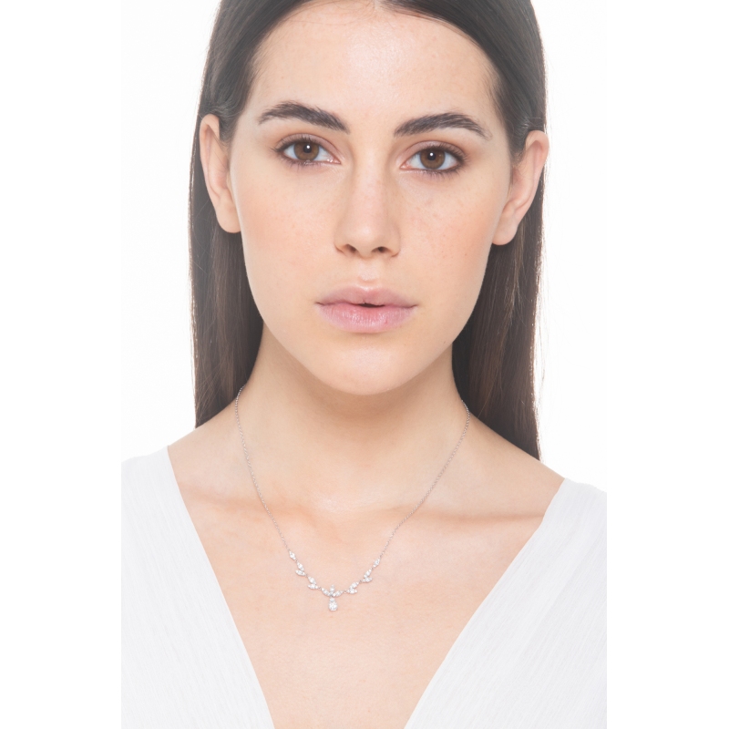 Collier avec pendentif en or blanc 750 et diamants Collier avec pendentif en or blanc 750 et diamants