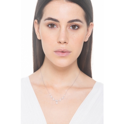 Collier avec pendentif en or blanc 750 et diamants