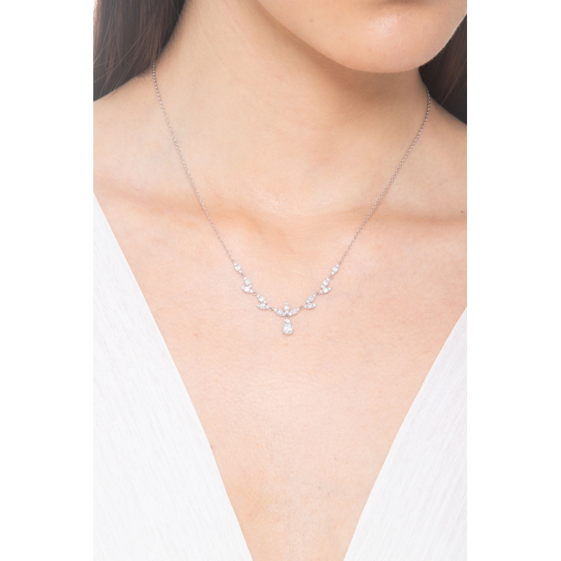 Collier avec pendentif en or blanc 750 et diamants Collier avec pendentif en or blanc 750 et diamants