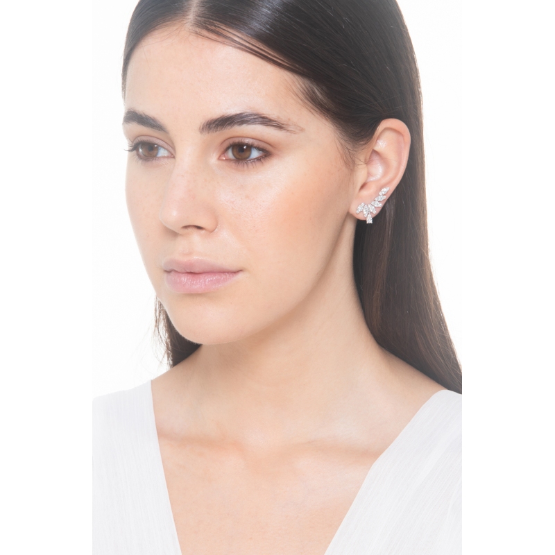 Boucles d'oreilles design en or blanc 750 avec des diamants Boucles d'oreilles design en or blanc 750 avec des diamants