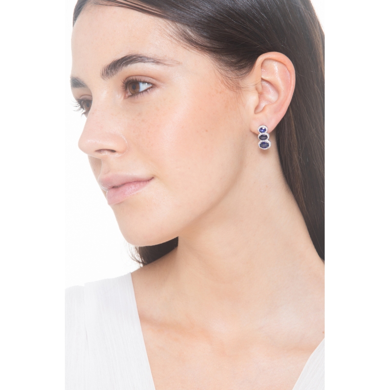 Boucles d'oreilles or blanc 18k avec saphirs ovales et diamants  Boucles d'oreilles or blanc 18k avec saphirs ovales et diamants