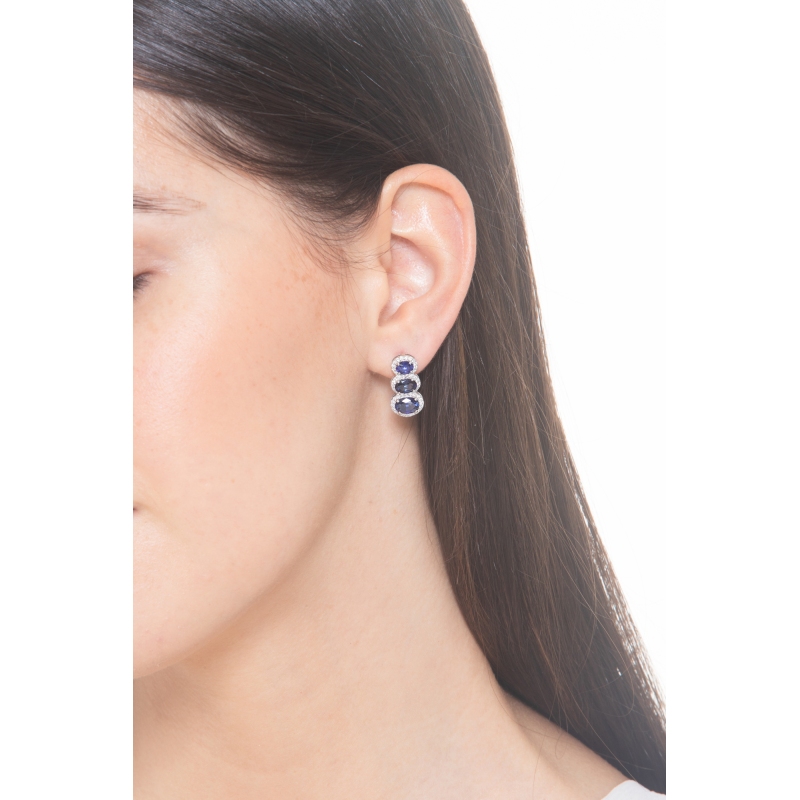 Boucles d'oreilles or blanc 18k avec saphirs ovales et diamants  Boucles d'oreilles or blanc 18k avec saphirs ovales et diamants