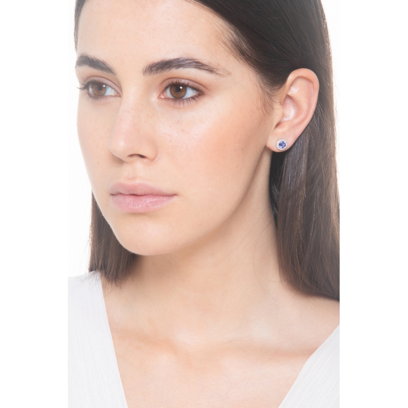 Boucles d'oreilles en or blanc 18 carats avec un saphir bleu  Boucles d'oreilles en or blanc 18 carats avec un saphir bleu