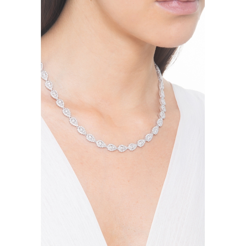 Collier design pour femme en or blanc 18 carats et diamants Collier design pour femme en or blanc 18 carats et diamants