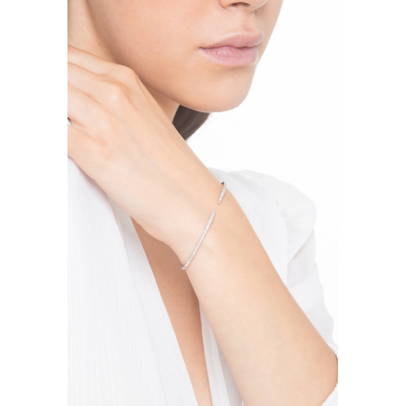 Bracelet semi-rigide en or blanc 18 carats avec des diamants