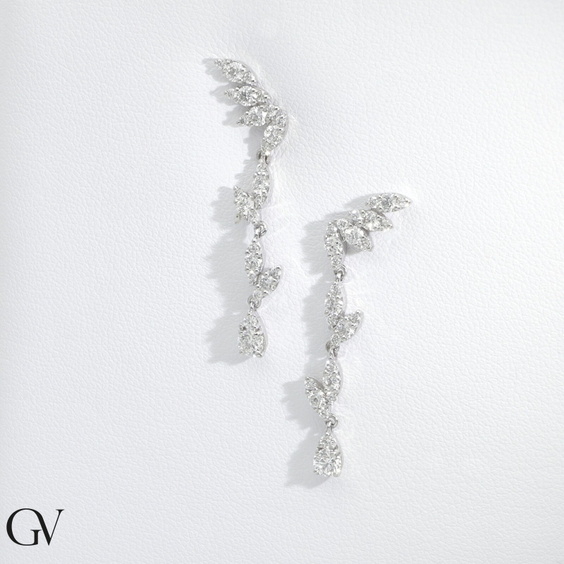 Boucles d'oreilles pendantes en or blanc 18k et diamants Boucles d'oreilles pendantes en or blanc 18k et diamants