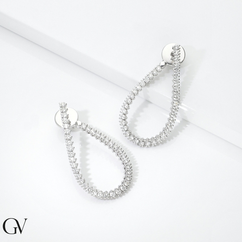 Boucles d'oreilles en or blanc 18k avec diamants  Boucles d'oreilles en or blanc 18k avec diamants