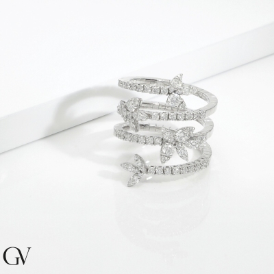 Bague à ressort en spirale avec une navette et diamants