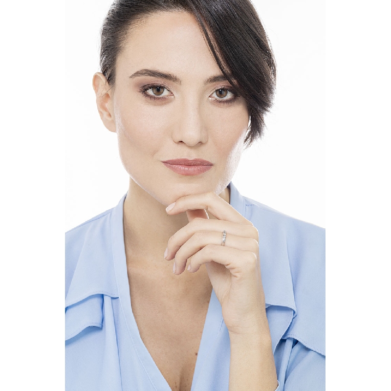 Alliance demi tour en or blanc 18k avec 5 diamants 0.25 ct Alliance demi tour en or blanc 18k avec 5 diamants 0.25 ct