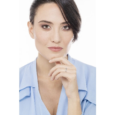 Alliance demi tour en or blanc 18k avec 5 diamants 0.25 ct