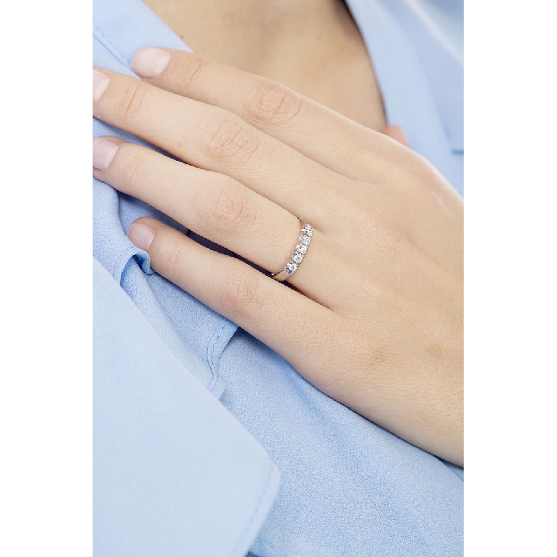 Alliance demi tour en or blanc 18k avec 5 diamants 0.25 ct Alliance demi tour en or blanc 18k avec 5 diamants 0.25 ct
