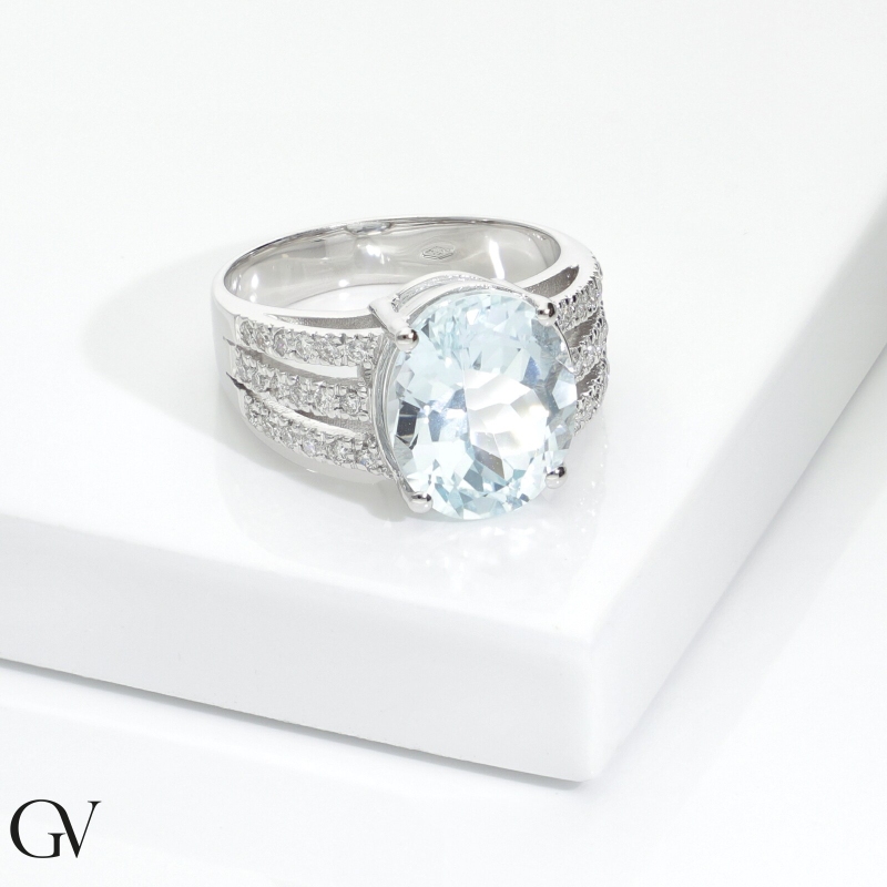 Bague bandeau en or blanc 18 carats avec aquamarine ovale et diamants Bague bandeau en or blanc 18 carats avec aquamarine ovale et diamants