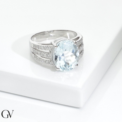 Bague bandeau en or blanc 18 carats avec aquamarine ovale et diamants