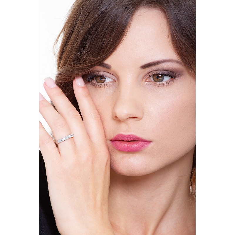 Demi alliance en or blanc 18k avec 5 diamants 0.60 ct Demi alliance en or blanc 18k avec 5 diamants 0.60 ct