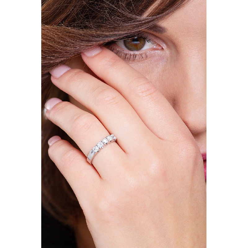 Demi alliance en or blanc 18k avec 5 diamants 0.60 ct Demi alliance en or blanc 18k avec 5 diamants 0.60 ct