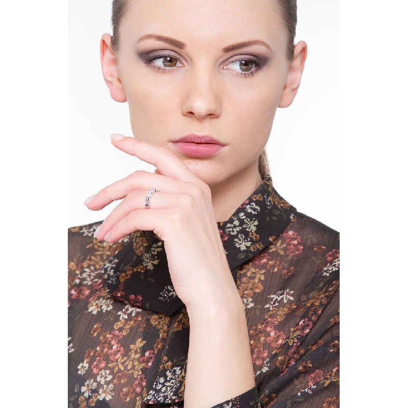 Alliance demi tour en or blanc et 5 diamants en or blanc 18k Alliance demi tour en or blanc et 5 diamants en or blanc 18k