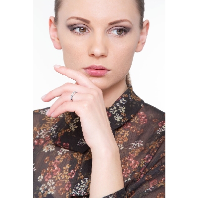 Alliance demi tour en or blanc et 5 diamants en or blanc 18k