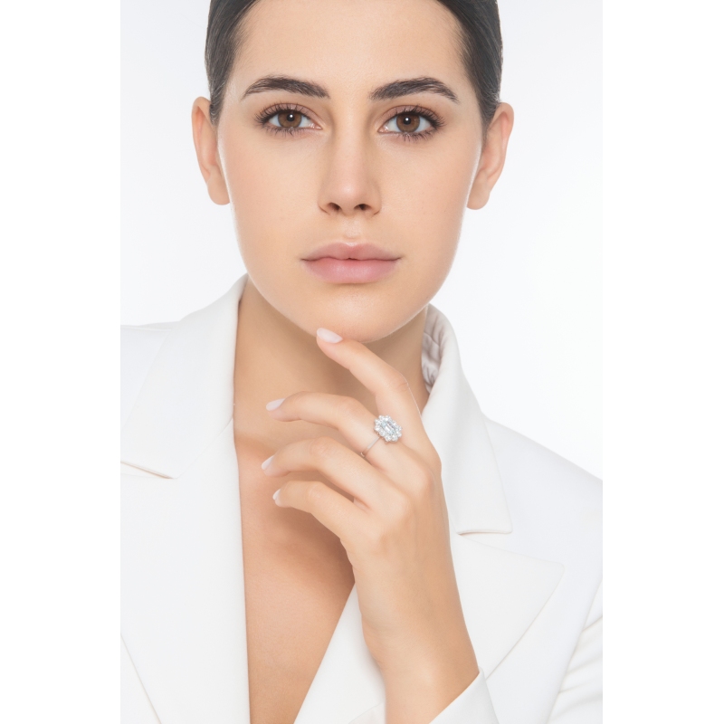 Bague halo en or blanc 18 carats avec aquamarine et diamants Bague halo en or blanc 18 carats avec aquamarine et diamants