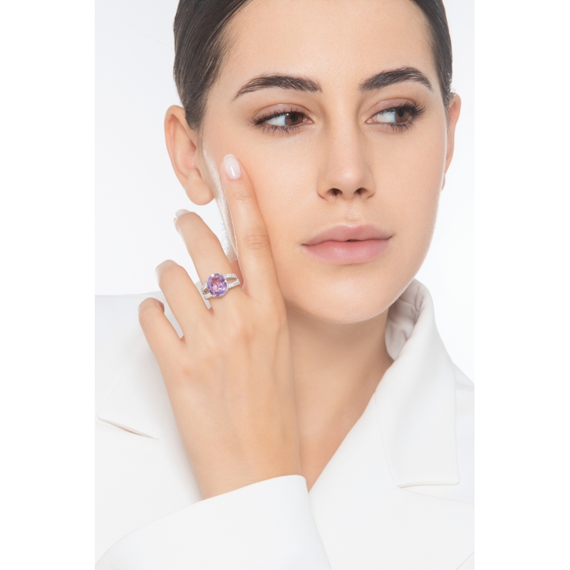 Bague bandeau en or blanc 18 carats avec améthyste et diamants Bague bandeau en or blanc 18 carats avec améthyste et diamants