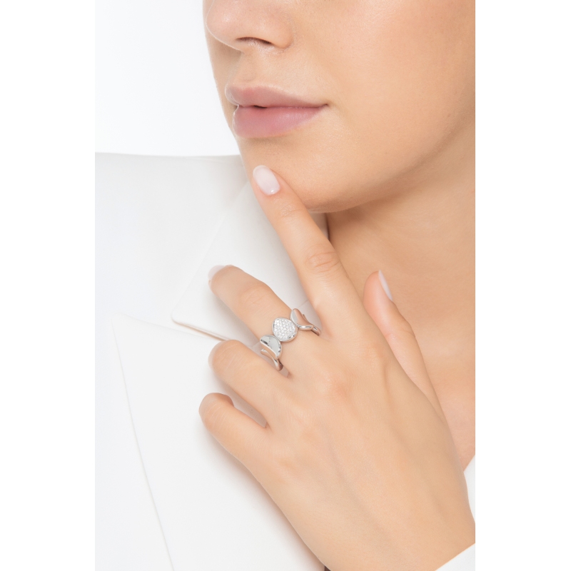 Bague élastique en or blanc 18 carats avec plaque centrale en pavé de diamants Bague élastique en or blanc 18 carats avec plaque centrale en pavé de diamants