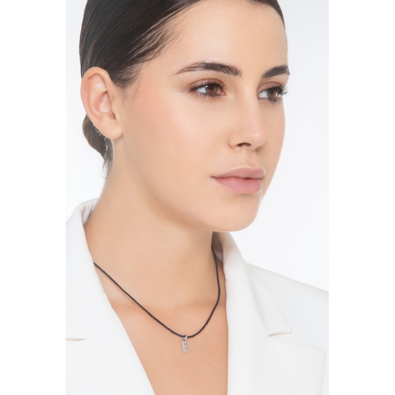 Pendentif avec lettre initiale E en majuscule en or blanc 18K Pendentif avec lettre initiale E en majuscule en or blanc 18K