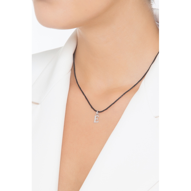 Pendentif avec lettre initiale E en majuscule en or blanc 18K Pendentif avec lettre initiale E en majuscule en or blanc 18K