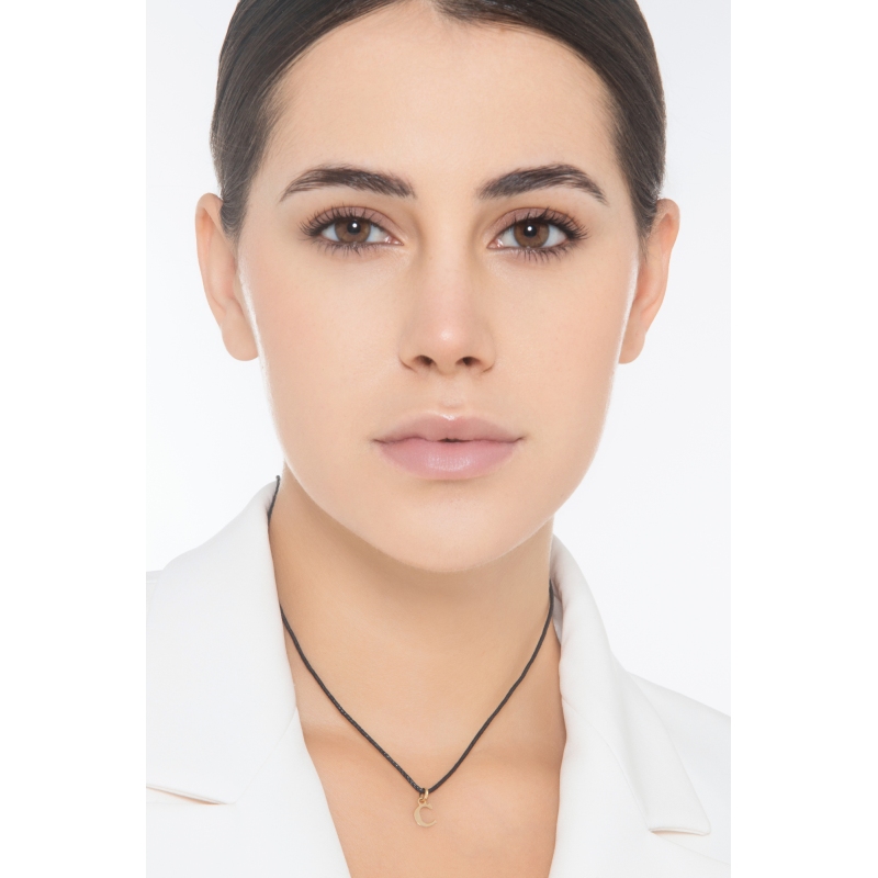 Pendentif avec la lettre initiale C en or jaune 18 carats.