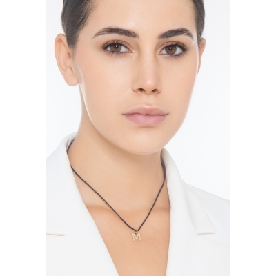 Pendentif avec la lettre initiale M en or jaune 18 carat