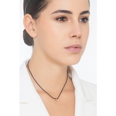 Pendentif avec lettre initiale  S