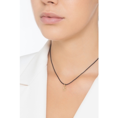 Pendentif avec lettre initiale  S