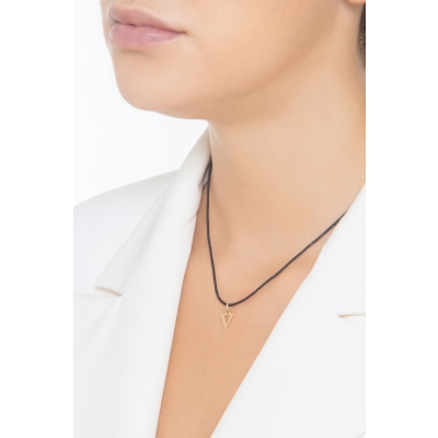 Pendentif avec lettre initiale V