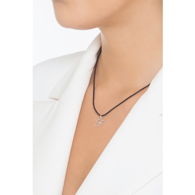 Pendentif avec lettre initiale F
