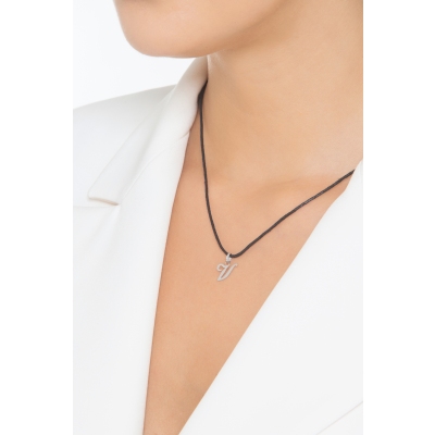 Pendentif avec la lettre V