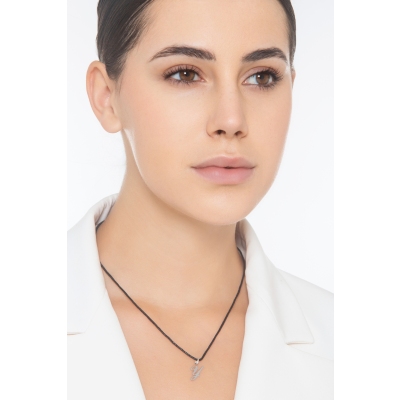 Pendentif avec la lettre Y en initiale cursive en or blanc 18k