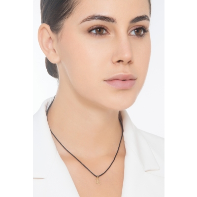 Pendentif avec lettre initiale C