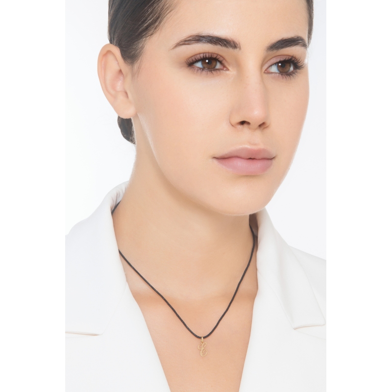 Pendentif avec lettre initiale E