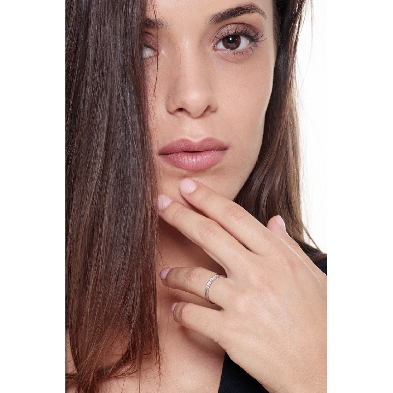 Bague demi-tour en or blanc 18k avec 7 diamants Bague demi-tour en or blanc 18k avec 7 diamants