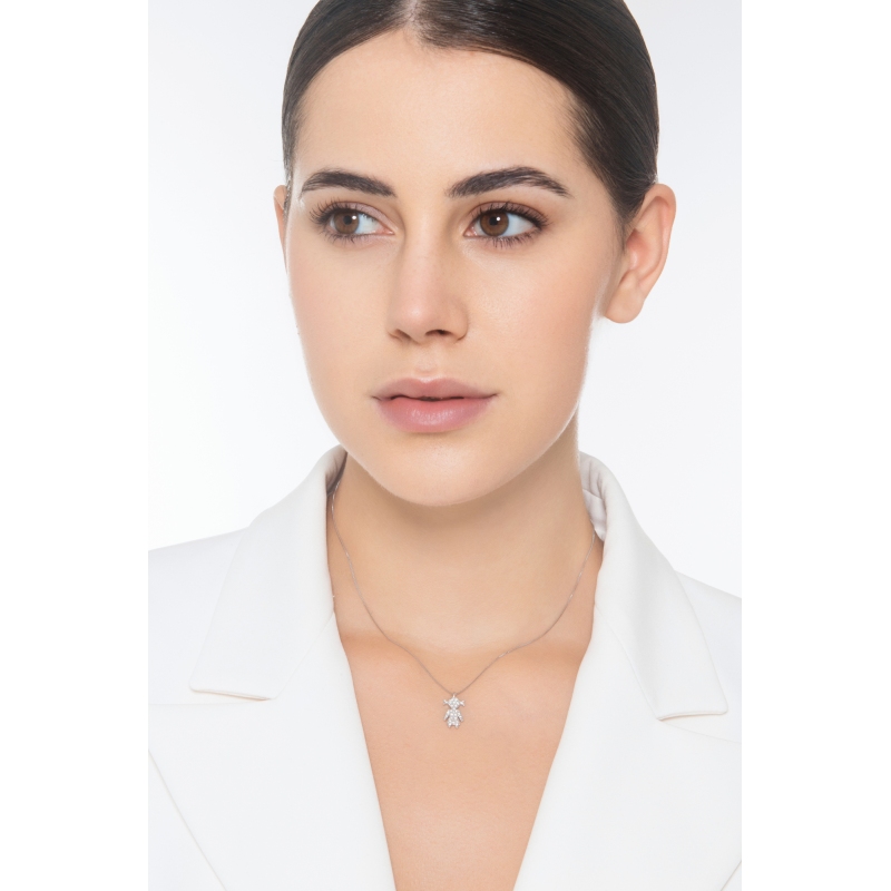 Collier en or blanc 18k avec pendentif petite fille en diamants  Collier en or blanc 18k avec pendentif petite fille en diamants