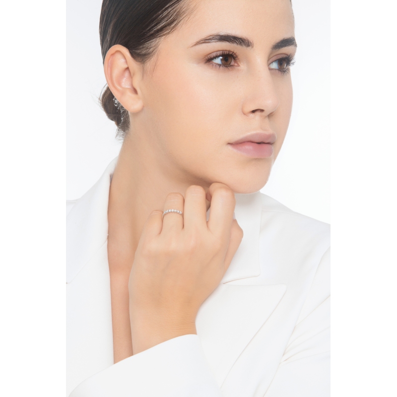 Bague demi-alliance en or blanc 18k avec sept diamants