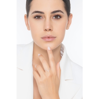 Anello ad una fila in oro bianco 18k con diamanti