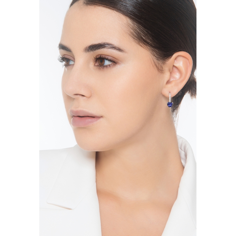 Boucles d'oreilles en or blanc 18k avec saphir bleu taille cœur  Boucles d'oreilles en or blanc 18k avec saphir bleu taille cœur