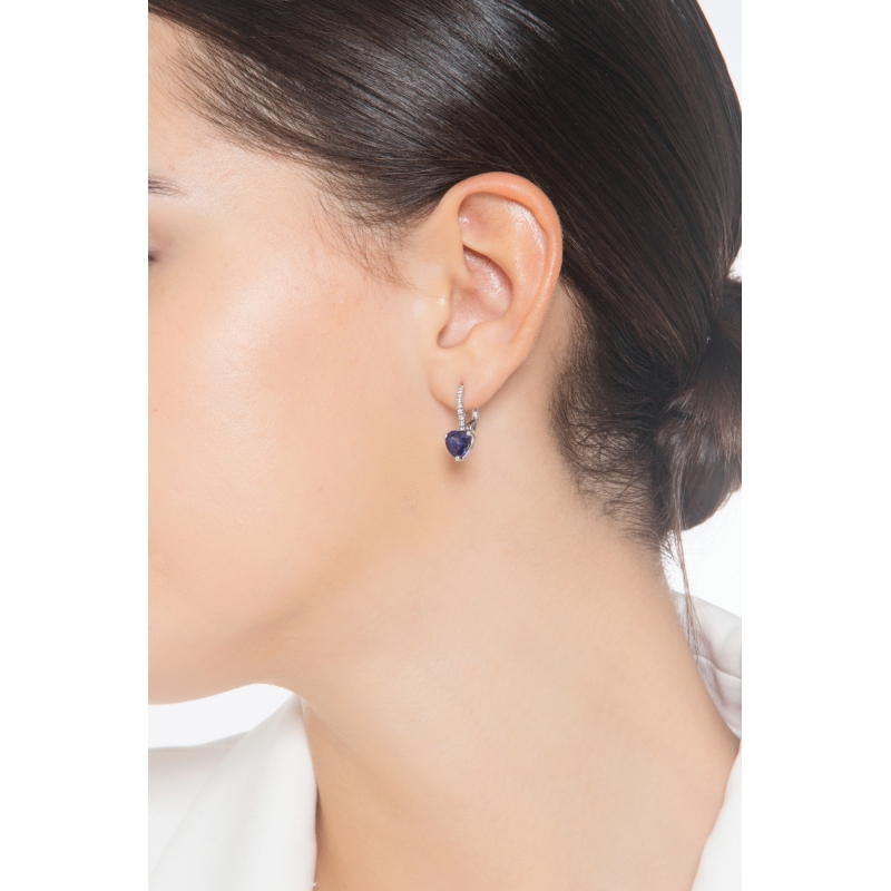 Boucles d'oreilles en or blanc 18k avec saphir bleu taille cœur  Boucles d'oreilles en or blanc 18k avec saphir bleu taille cœur