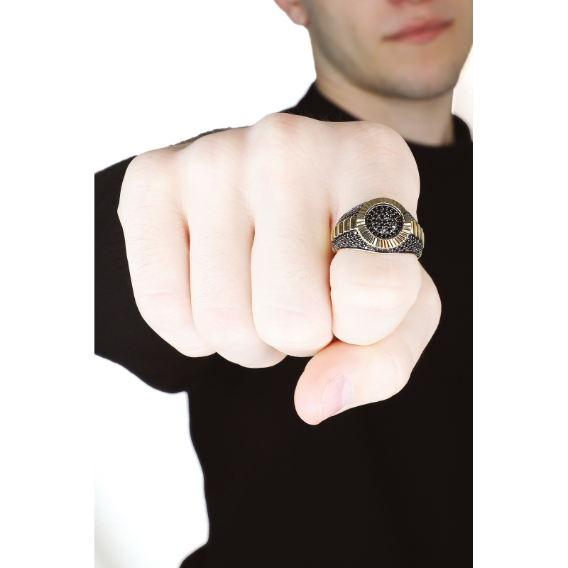Bague Homme en Or Jaune 18k avec Zircones Noires Bague Homme en Or Jaune 18k avec Zircones Noires