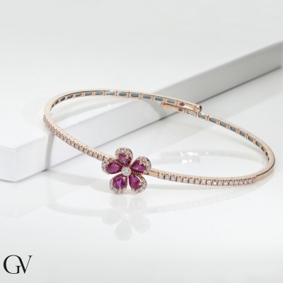 Bracelet fleur en or rose avec rubis et diamants