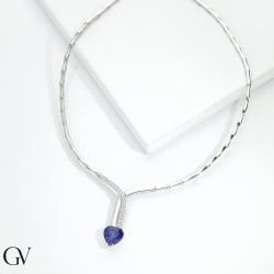 Collier en or blanc 18 carats avec un saphir bleu à cœur 2