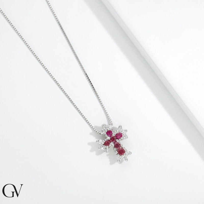 Collier en or blanc 18k avec croix en rubis et diamants Collier en or blanc 18k avec croix en rubis et diamants