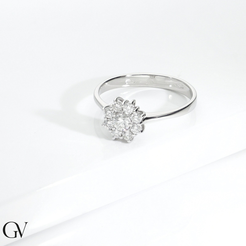 Bague halo en forme de fleur avec diamant  Bague halo en forme de fleur avec diamant